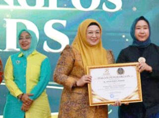 Wakil Bupati Tangerang, Intan Nurul Hikmah, saat menerima Penghargaan Banten Achievement TangerangPos Awards 2026. Foto; Ist 