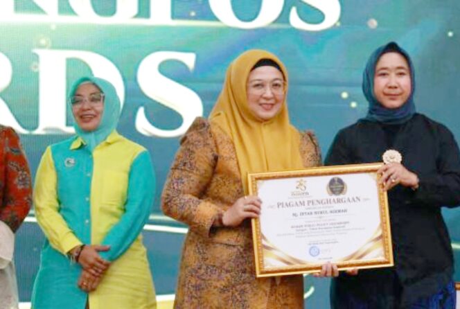 
 Wakil Bupati Tangerang, Intan Nurul Hikmah, saat menerima Penghargaan Banten Achievement TangerangPos Awards 2026. Foto; Ist 