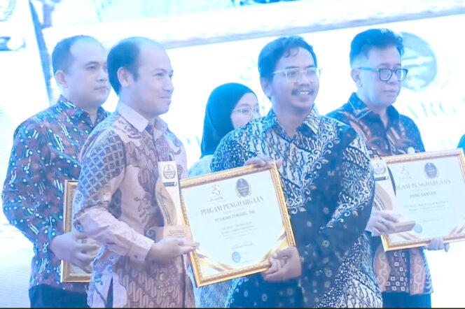 
 Mewakili PT Gajah Tunggal,Tbk Sidiq Afriadi saat menerima Penghargaan Banten Achievement TangerangPos Awards 2026. Foto: TangerangPos 
