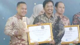 Direktur Utama Perumdam Tirta Benteng Kota Tangerang Doddy Effendy menerima langsung penghargaan Banten Achievement TangerangPos Awards 2026. Foto: TangerangPos 