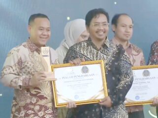 Direktur Utama Perumdam Tirta Benteng Kota Tangerang Doddy Effendy menerima langsung penghargaan Banten Achievement TangerangPos Awards 2026. Foto: TangerangPos 