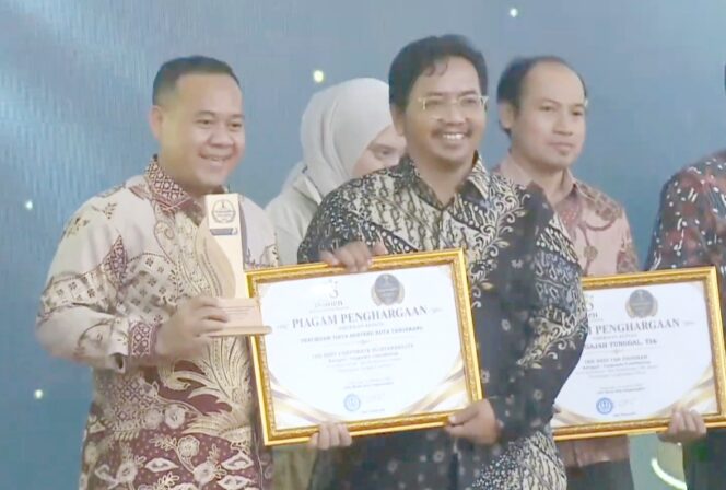 
 Direktur Utama Perumdam Tirta Benteng Kota Tangerang Doddy Effendy menerima langsung penghargaan Banten Achievement TangerangPos Awards 2026. Foto: TangerangPos 