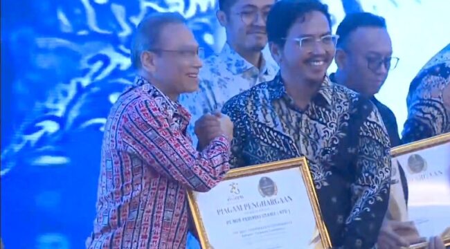 Alfred Sihombing mewakili PT NFU saat menerima Penghargaan Banten Achievement TangerangPos Awards 2026. Foto: TangerangPos 