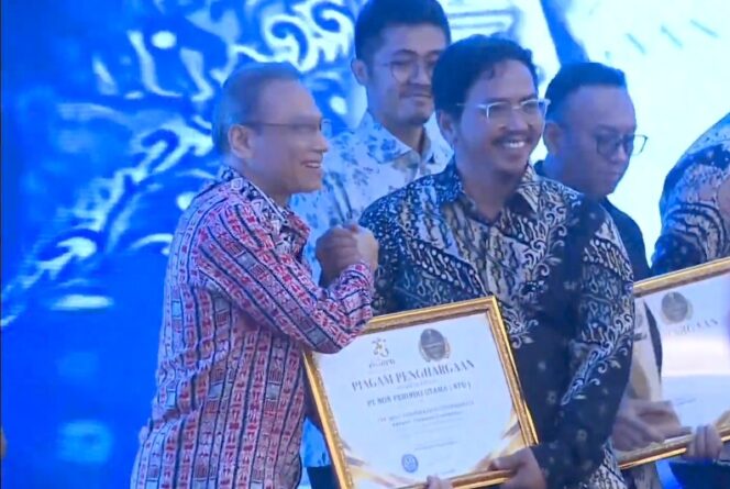 
 Alfred Sihombing mewakili PT NFU saat menerima Penghargaan Banten Achievement TangerangPos Awards 2026. Foto: TangerangPos 
