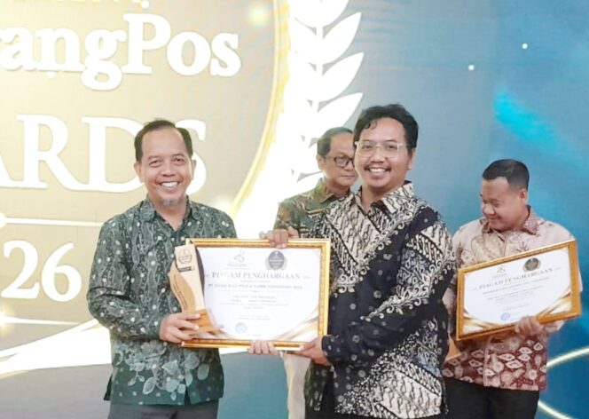 
 Kholisul Fatikhin, Head of Sustainability IKPP Tangerang saat menerima penghargaan Banten Achievement TangerangPos Awards 2026. Foto: TangerangPos 