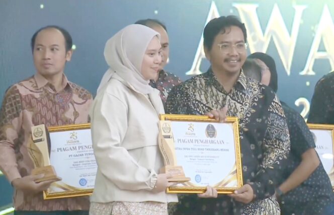 
 Mewakili PT Astra Infra Tol Road Tangerang-Merak, Mayrani saat menerima Penghargaan Banten Achievement TangerangPos Awards 2026. Foto: TangerangPos 