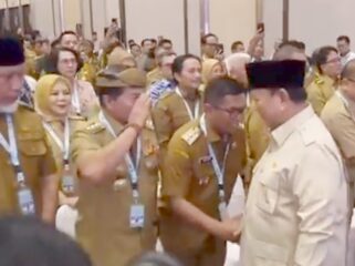 Presiden Prabowo Subianto dalami Gubernur Banten Andra Soni dalam Rapat Koordinasi Nasional (Rakornas) Tim Percepatan Akses Keuangan Daerah (TPAKD) 2026 di JIEXPO Kemayoran, Jakarta. Foto: Ist