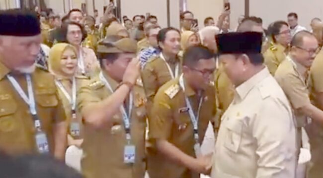 Presiden Prabowo Subianto dalami Gubernur Banten Andra Soni dalam Rapat Koordinasi Nasional (Rakornas) Tim Percepatan Akses Keuangan Daerah (TPAKD) 2026 di JIEXPO Kemayoran, Jakarta. Foto: Ist