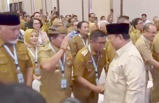 
 Presiden Prabowo Subianto dalami Gubernur Banten Andra Soni dalam Rapat Koordinasi Nasional (Rakornas) Tim Percepatan Akses Keuangan Daerah (TPAKD) 2026 di JIEXPO Kemayoran, Jakarta. Foto: Ist