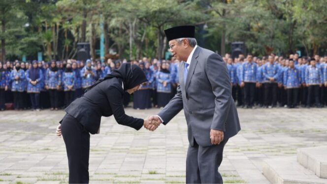 
 Wali Kota Tangerang Selatan Benyamin Davnie saat upacara peringatan Hari Sumpah Pemuda ke-98 di Halaman Balai Kota Tangerang Selatan. Foto: Ist