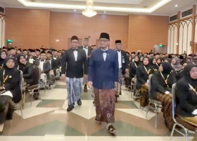 
 Wakil Menteri Haji dan Umroh Dahnil Anzar Simanjuntak saat memberikan arahan dalam penutupan Entry Program Batch II bagi pegawai mutasi dari kementerian, lembaga, dan pemerintah daerah ke Kemenhaj, di Asrama Haji Kelas I Jakarta. Foto: Ist