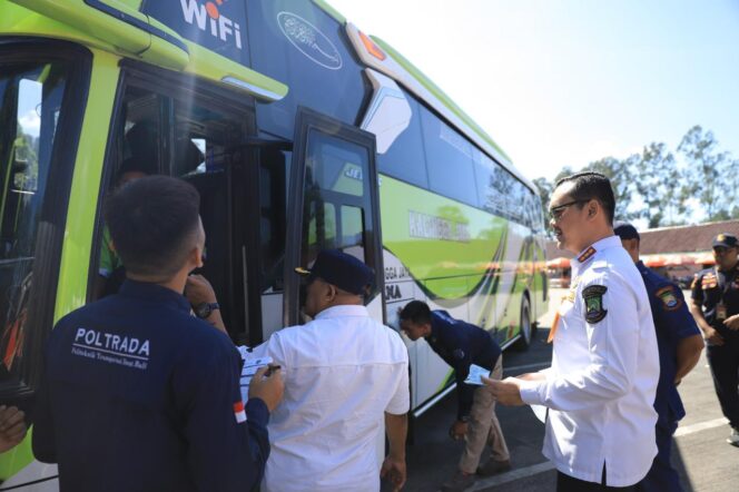 
 Kepala Dinas Perhubungan Kota Tangreang, Achmad Suhaely saal melakukan mnitoring pengujian ramp check bus. Foto: ist