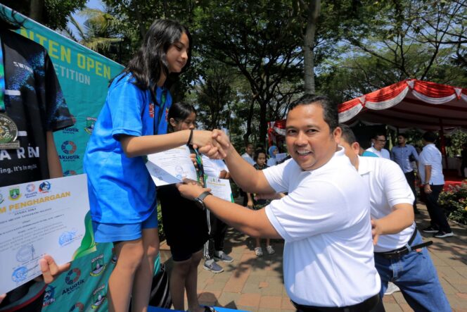 
 Wali Kota Tangerang, Arief R Wismansyah, mengucapkan selamat kepada Aisyah Jannaty Maulana, peserta asal SMPN 1 Kota Tangerang yang berhasil meraih Juara 1 dalam ajang Kajati Banten Open Swimming Competition 2023 tingkat Provinsi Banten. Foto: Istimewa