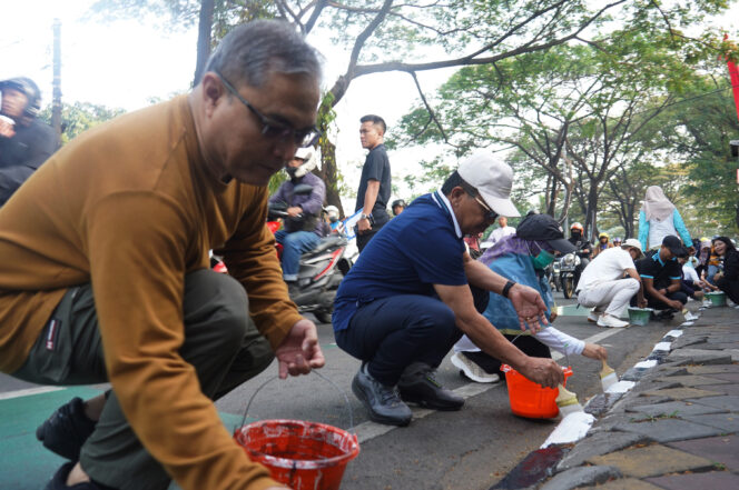 
 Wali Kota Tangerang, H. Sachrudin, yang turut terjun bersama para ASN melakukan pengecatan di kawasan Jalan Daan Mogot. Foto: Ist