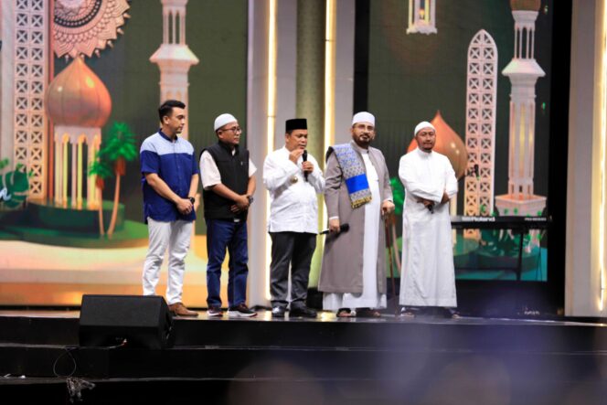 
 Pj Wali Kota Tangerang Dr Nurdin didampingi Ketua DPRD Kota Tangerang Gatot Wibowo saat memberikan sambutan diatas Panggung Megah Konser dan Tabligh Akbar yang diselenggarakan secara Live oleh iNews. Foto: ist