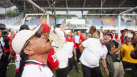 Wali Kota Tangerang Sachrudin dan Wakil Wali Kota Tangerang Maryono saat Ikut Lomba Makan Kerupuk. Foto: Ist