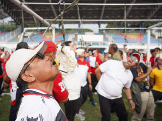 Wali Kota Tangerang Sachrudin dan Wakil Wali Kota Tangerang Maryono saat Ikut Lomba Makan Kerupuk. Foto: Ist