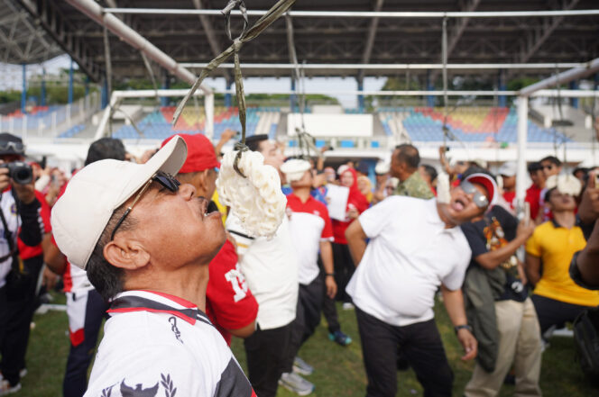 
 Wali Kota Tangerang Sachrudin dan Wakil Wali Kota Tangerang Maryono saat Ikut Lomba Makan Kerupuk. Foto: Ist