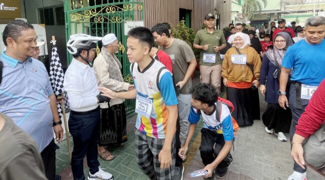Wali Kota Tangerang Sachrudin saat menghadiri MasstaRun 2026 & Family Gathering yang digelar di lingkungan SMPIT Asy-Syukriyyah Cipondoh, Kota Tangerang. Foto: Ist