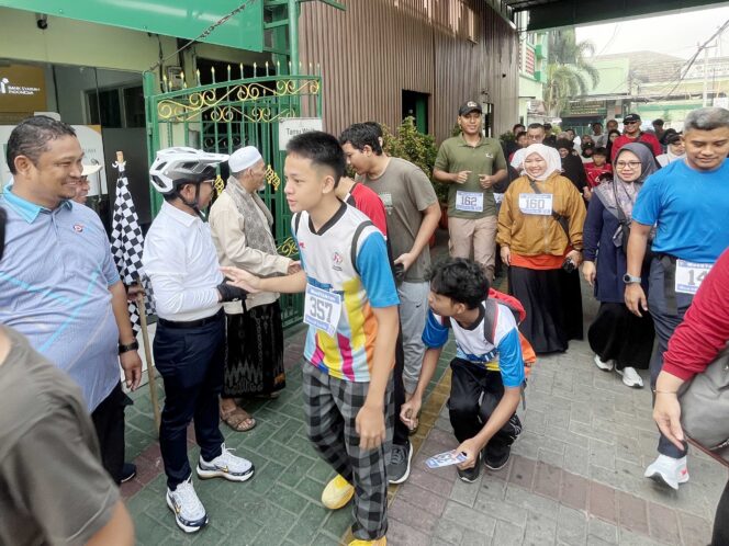
 Wali Kota Tangerang Sachrudin saat menghadiri MasstaRun 2026 & Family Gathering yang digelar di lingkungan SMPIT Asy-Syukriyyah Cipondoh, Kota Tangerang. Foto: Ist