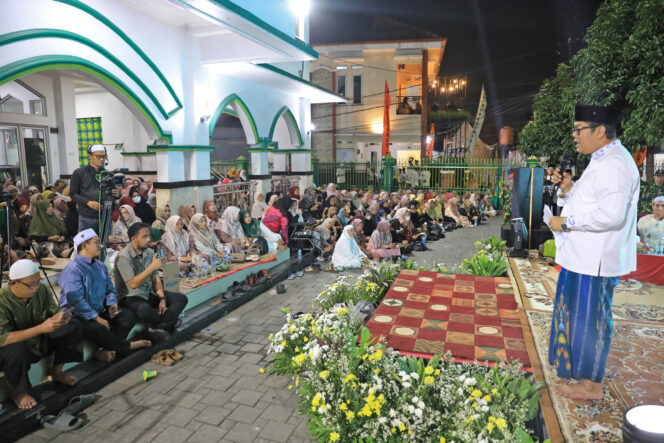 
 Wakil Wali Kota Tangerang H. Maryono Hasan menghadiri sekalgus menyapa masyarakat yang hadir dalam acara Peringatan Maulid Nabi Muhammad SAW 1448H di Masjid Al-Mubarokah Kelurahan Larangan Utara, Kecamatan Larangan. Foto: Ist