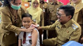 Wali Kota Tangerang, H. Sachrudin, saat meninjau pelaksanaan Cek Kesehatan Gratis (CKG) dan Bulan Imunisasi Anak Sekolah (BIAS) tingkat SD di SDN 1, SDN 2, dan SDN 8 Cipondoh. Foto: Ist