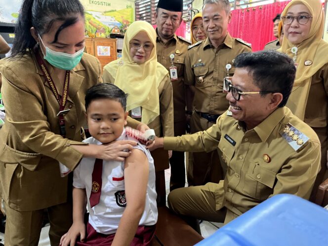 
 Wali Kota Tangerang, H. Sachrudin, saat meninjau pelaksanaan Cek Kesehatan Gratis (CKG) dan Bulan Imunisasi Anak Sekolah (BIAS) tingkat SD di SDN 1, SDN 2, dan SDN 8 Cipondoh. Foto: Ist