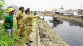 Wali Kota Tangerang Sachrudin Didampingi Kepala Dinas PUPR Kota Tangerang Taufik Syahzaeni saat meninjau Normalisasi Kali Ledug. Foto: Ist 