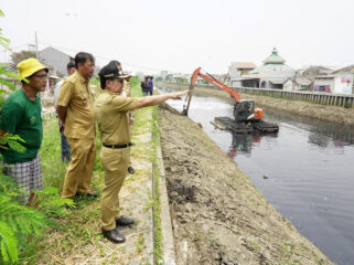 Wali Kota Tangerang Sachrudin Didampingi Kepala Dinas PUPR Kota Tangerang Taufik Syahzaeni saat meninjau Normalisasi Kali Ledug. Foto: Ist 