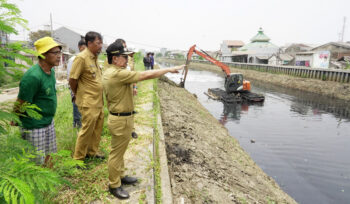 Wali Kota Tangerang Sachrudin Didampingi Kepala Dinas PUPR Kota Tangerang Taufik Syahzaeni saat meninjau Normalisasi Kali Ledug. Foto: Ist 