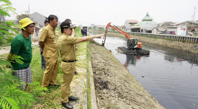 Wali Kota Tangerang Sachrudin Didampingi Kepala Dinas PUPR Kota Tangerang Taufik Syahzaeni saat meninjau Normalisasi Kali Ledug. Foto: Ist 