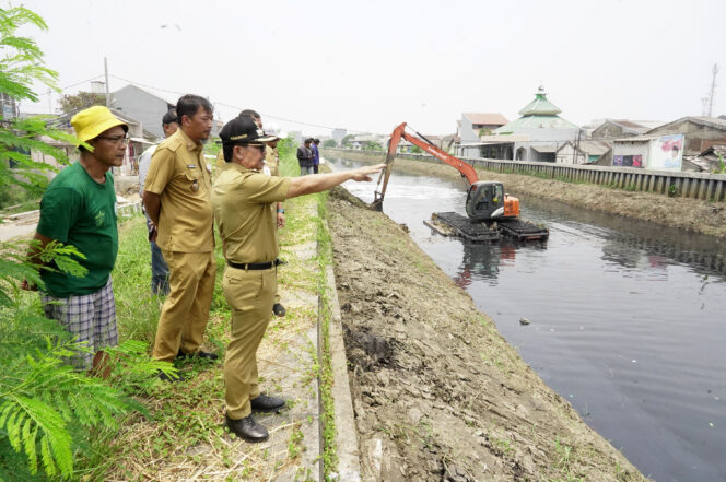 
 Wali Kota Tangerang Sachrudin Didampingi Kepala Dinas PUPR Kota Tangerang Taufik Syahzaeni saat meninjau Normalisasi Kali Ledug. Foto: Ist 