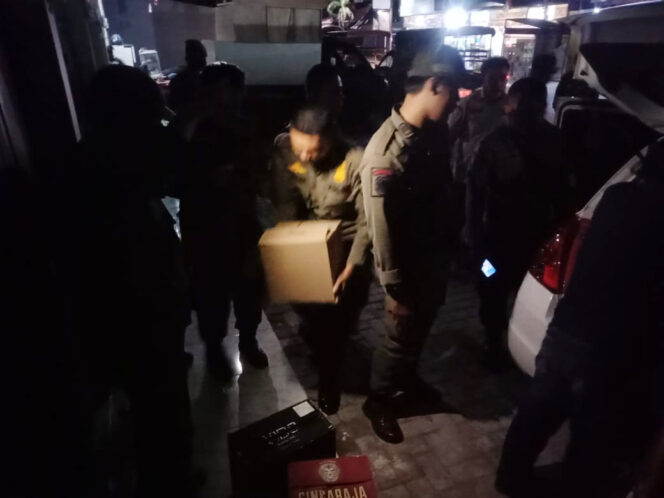 
 Personil Satpol PP Kota Tangerang saat mengamankan 90 Botol Miras di Panunggangan Barat Cibodas. Foto: Istimewa