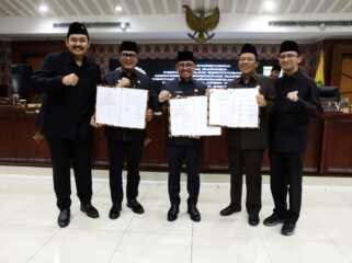 Wali Kota Tangerang Sachrudin saat mengikuti Rapat Paripurna DPRD Kota Tangerang. Foto: ist