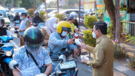 Wali Kota Tangerang, Sachrudin, bersama jajaran perangkat daerah terkait turun langsung membagikan masker kepada masyarakat, khususnya pengguna jalan, di kawasan Tugu Adipura. Foto: Ist