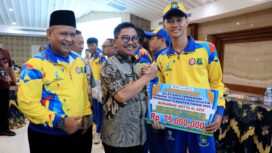 Wali kota Tangerang Sachrudin saat menyerahkan Apresiasi kepada atlet dan Pelatih Kota Tangerang. Foto: Ist