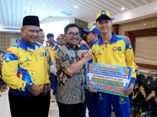 Wali kota Tangerang Sachrudin saat menyerahkan Apresiasi kepada atlet dan Pelatih Kota Tangerang. Foto: Ist