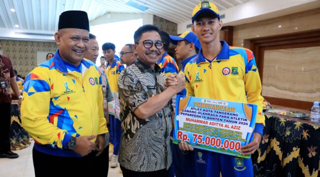 Wali kota Tangerang Sachrudin saat menyerahkan Apresiasi kepada atlet dan Pelatih Kota Tangerang. Foto: Ist