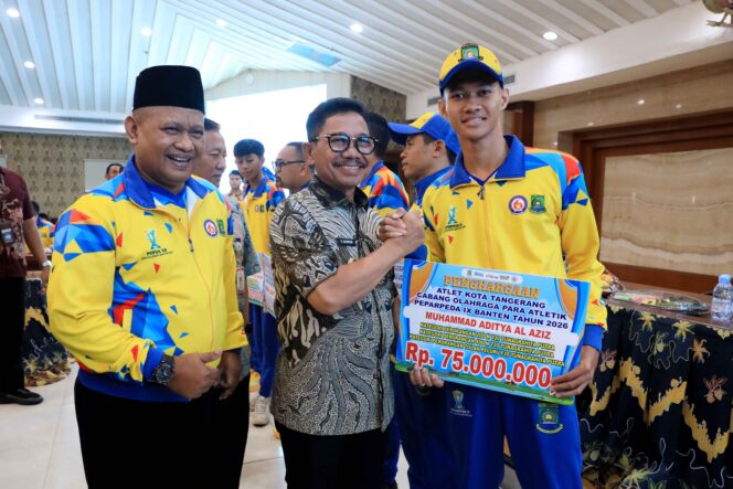 
 Wali kota Tangerang Sachrudin saat menyerahkan Apresiasi kepada atlet dan Pelatih Kota Tangerang. Foto: Ist