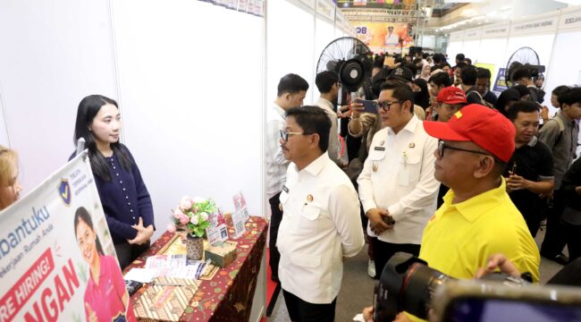 Wali Kota dan Wakil Wakil Wali Kota Tangerang, Sachrudin-Maryono saat Meninjau Langsung Pelaksanaan Job Fair Kota Tangerang. Foto: Ist