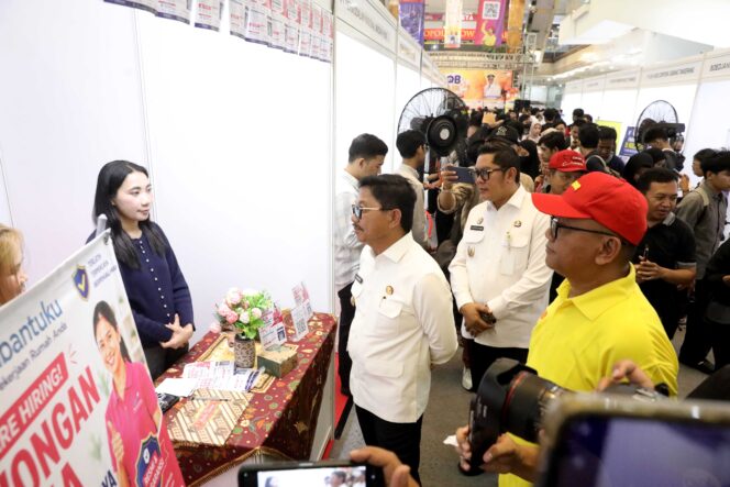 
 Wali Kota dan Wakil Wakil Wali Kota Tangerang, Sachrudin-Maryono saat Meninjau Langsung Pelaksanaan Job Fair Kota Tangerang. Foto: Ist