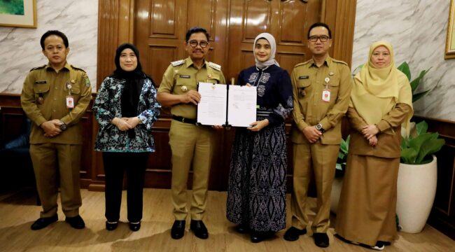 Wali Kota Tangerang, H. Sachrudin, saat Penandatanganan MoU bersama Sekretaris Kementerian PANRB, Reni Suzana, di Ruang Wali Kota Tangerang. Foto: Ist 