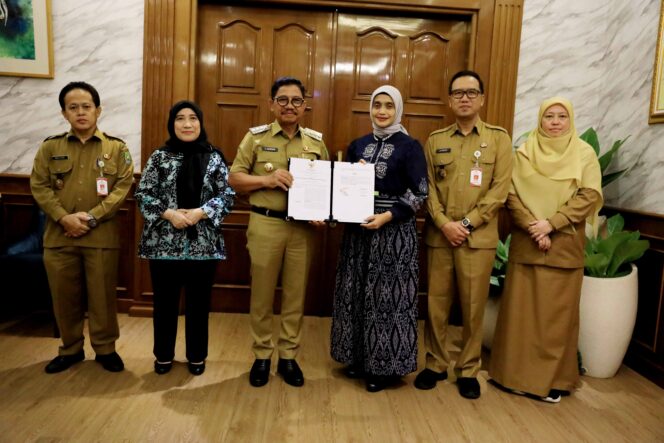 
 Wali Kota Tangerang, H. Sachrudin, saat Penandatanganan MoU bersama Sekretaris Kementerian PANRB, Reni Suzana, di Ruang Wali Kota Tangerang. Foto: Ist 