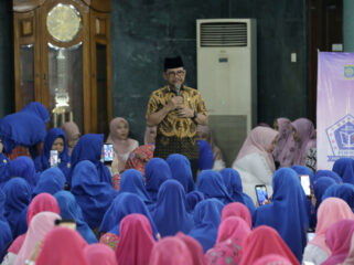 Wali Kota Tangerang Sachrudin saat menghadiri Peringatan Maulid Nabi Muhammad SAW 1448 H sekaligus Milad ke-12 Forum Majelis Ta'lim Akhlakul Karimah (Format AK), di Masjid Raya Al-A'zhom Kota Tangerang. Foto: Ist