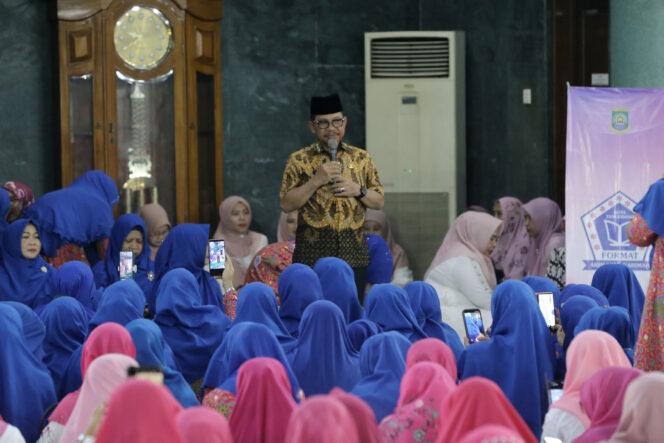
 Wali Kota Tangerang Sachrudin saat menghadiri Peringatan Maulid Nabi Muhammad SAW 1448 H sekaligus Milad ke-12 Forum Majelis Ta'lim Akhlakul Karimah (Format AK), di Masjid Raya Al-A'zhom Kota Tangerang. Foto: Ist