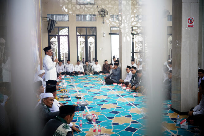
 Wali Kota Tangerang Sachrudin saat menghadiri Pengajian Bulanan Pegawai Pemerintah Kota (Pemkot) Tangerang di Masjid Al-Jihad, Kelurahan Periuk, Kecamatan Periuk, Kota Tangerang. Foto: Ist 