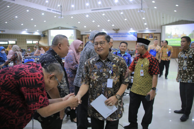 
 Sekda Kota Tangerang, Herman Suwarman saat Menutup Pelatihan Mitigasi Resiko Barjas yang dilaksanakan BKPSDM Kota Tangerang. Foto: Ist
