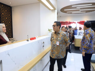 Wakil Wali Kota Tangerang Maryono, saat meresmikan Kantor Cabang Bank BJB Syariah Kota Tangerang yang baru di Ruko Business Center Tangerang City. Foto: Ist