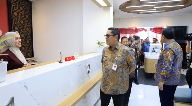 Wakil Wali Kota Tangerang Maryono, saat meresmikan Kantor Cabang Bank BJB Syariah Kota Tangerang yang baru di Ruko Business Center Tangerang City. Foto: Ist