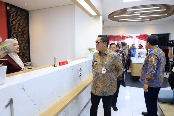 
 Wakil Wali Kota Tangerang Maryono, saat meresmikan Kantor Cabang Bank BJB Syariah Kota Tangerang yang baru di Ruko Business Center Tangerang City. Foto: Ist